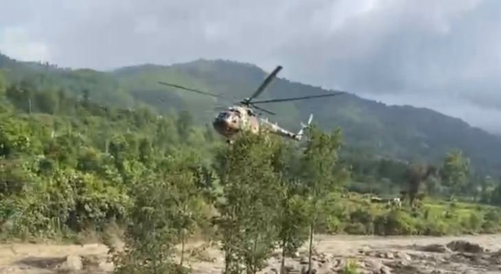 त्रिशूलीमा फसेका दुईजनाको हेलिकप्टरमार्फत उद्धार